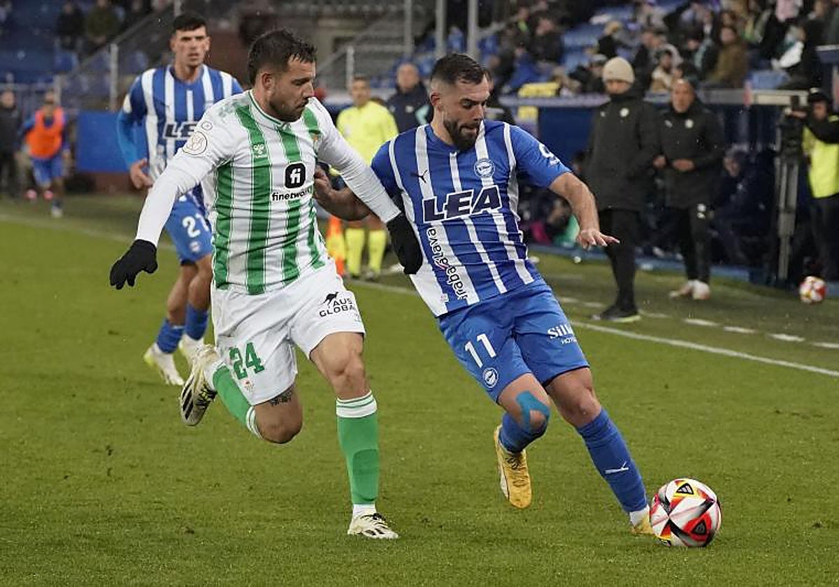 Luis Rioja trata de superar a Aitor Ruibal en el partido de ida de LaLiga EA Sports