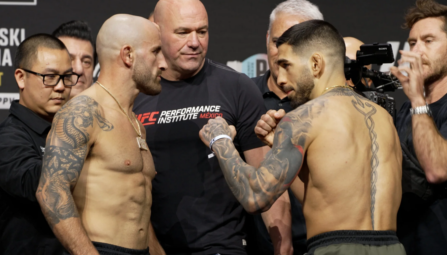 Topuria y Volkanovski se ven las caras por última vez antes del combate ...