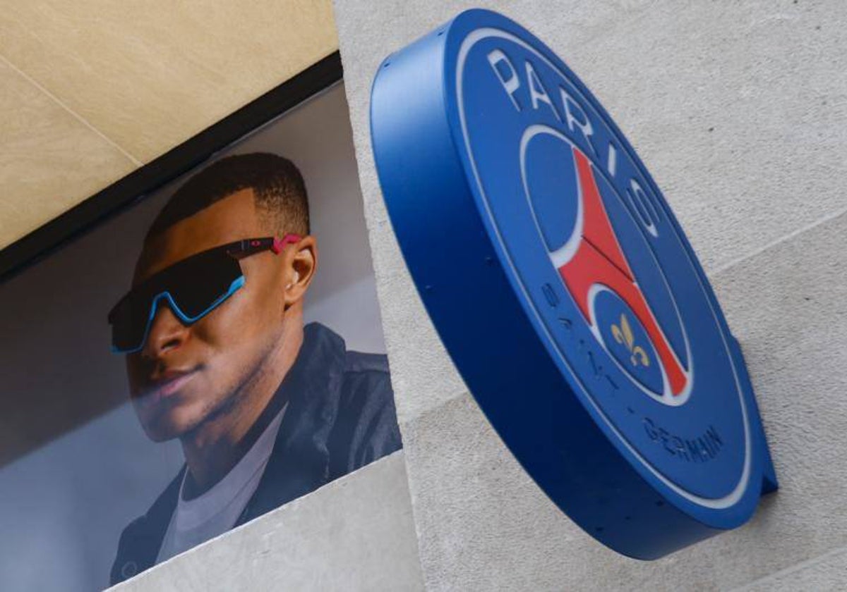 Foto de Mbappe en la tienda del PSG