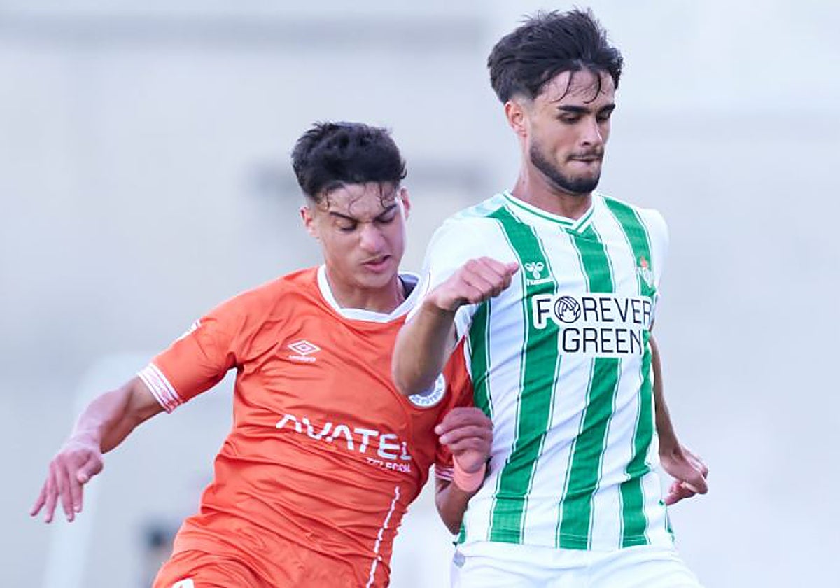 El jugador del Vélez Abde encima a Álex Pérez en una acción del partido este domingo