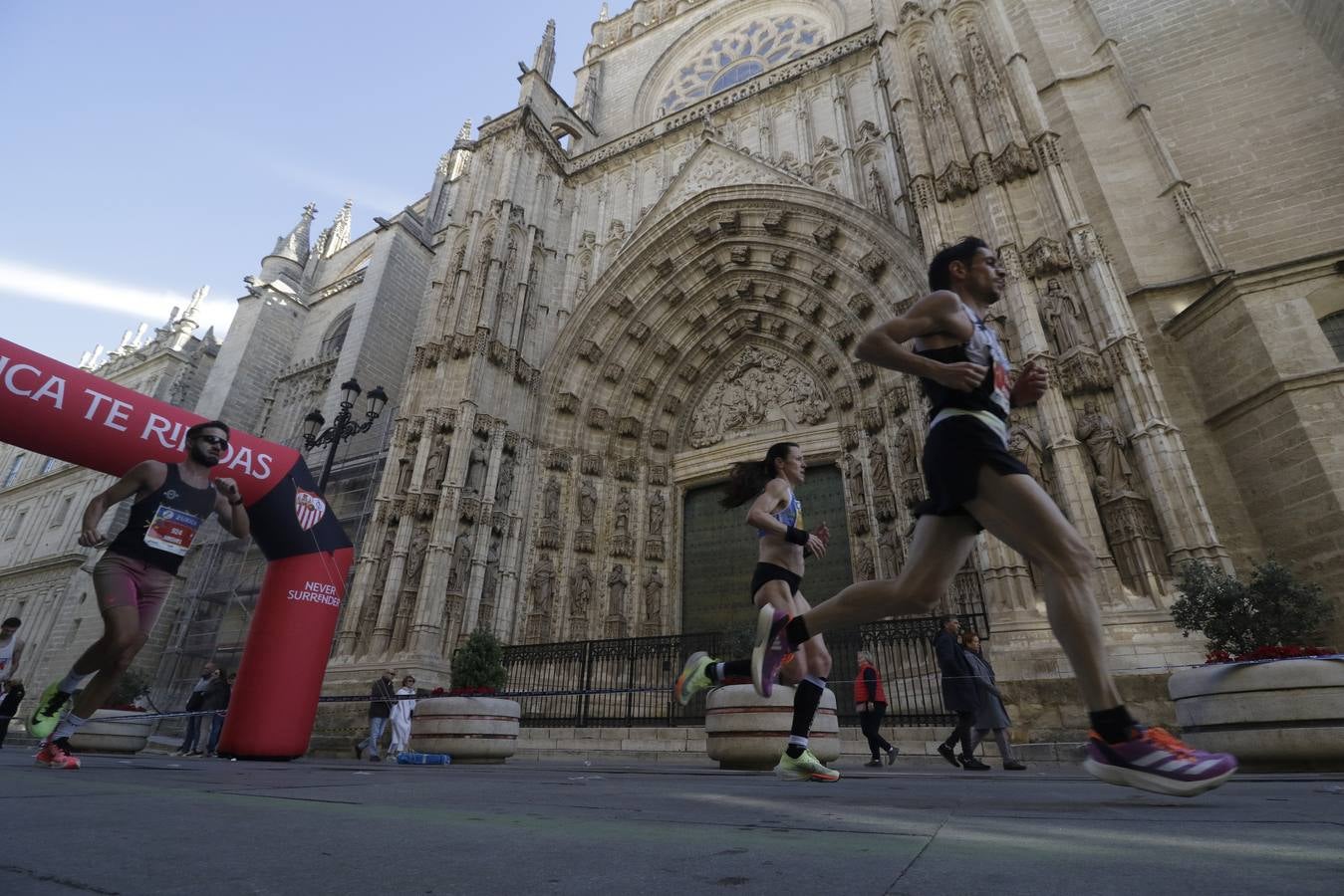 Corredores por el centro histórico de Sevilla