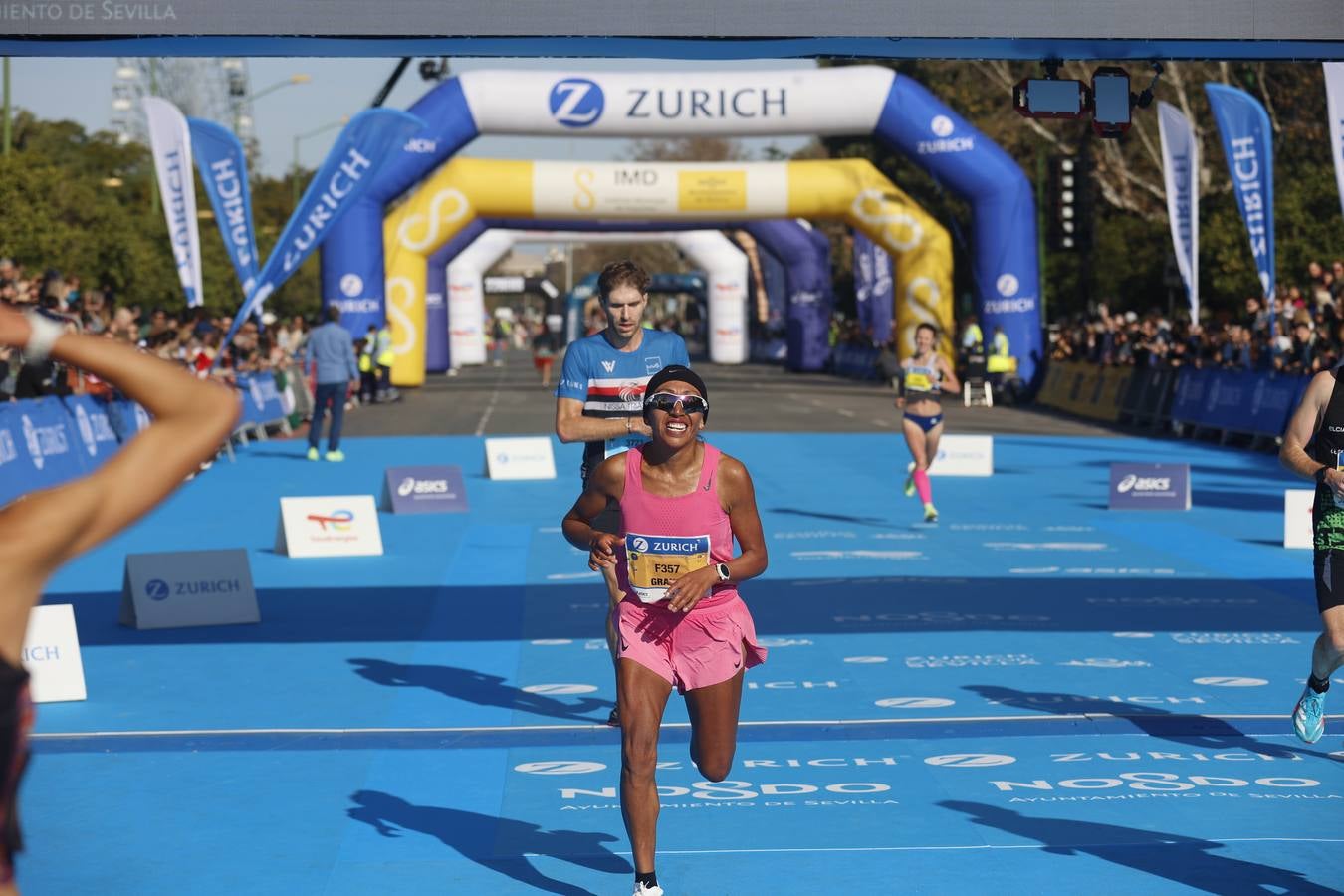 Corredores llegando a la meta del maratón