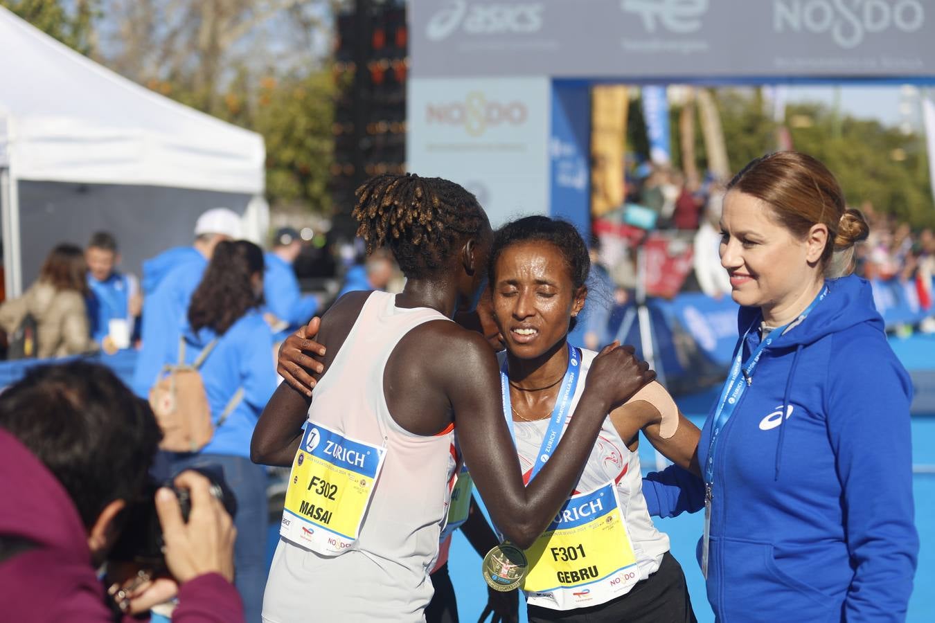 Corredores llegando a la meta del maratón
