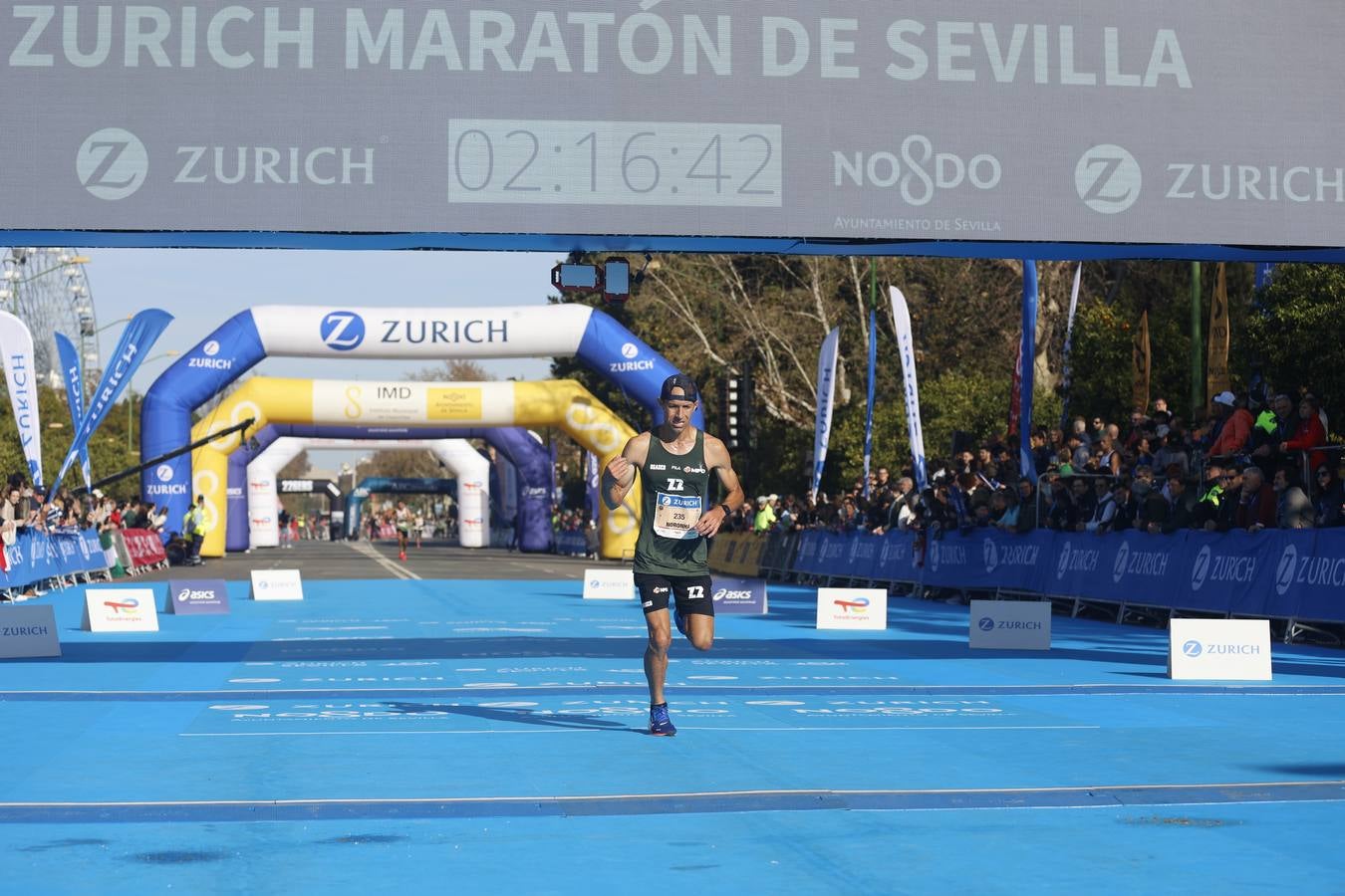 Corredores llegando a la meta del maratón