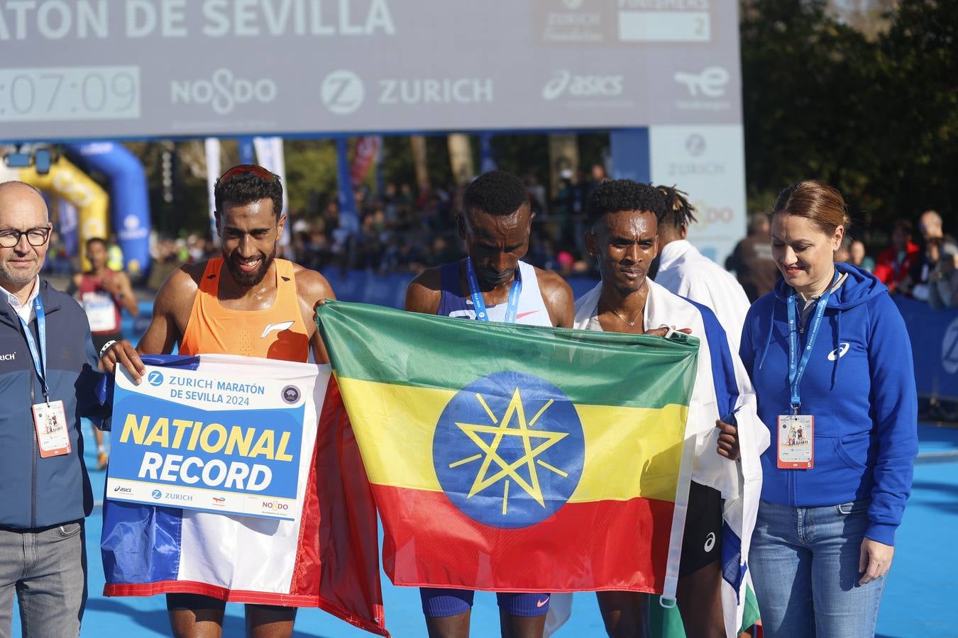 Corredores llegando a la meta del maratón