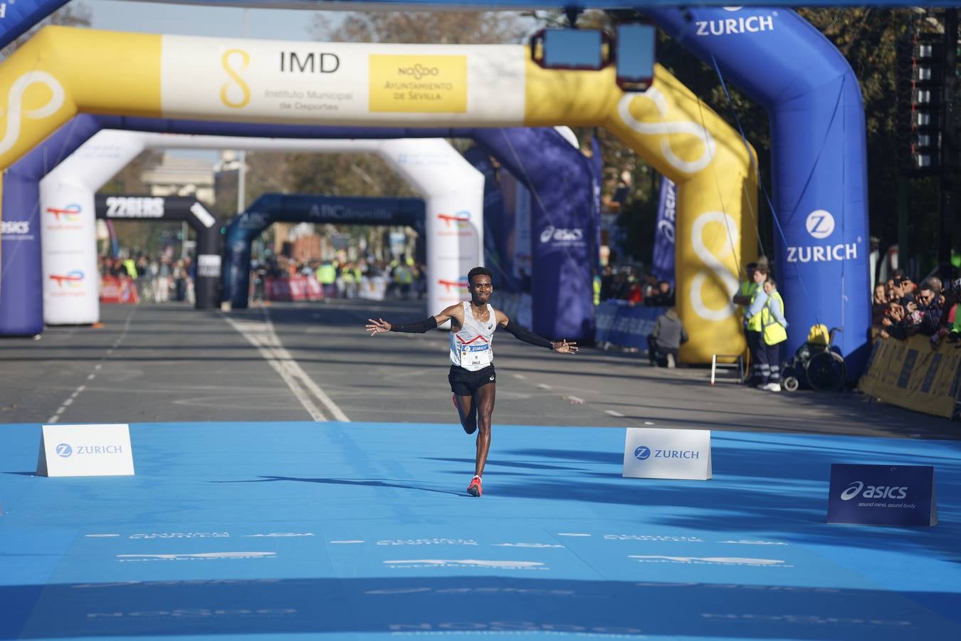Corredores llegando a la meta del maratón