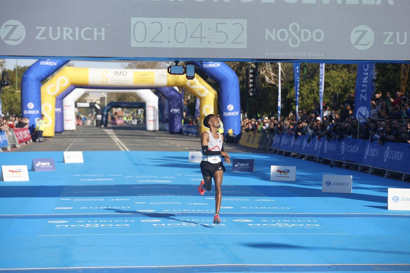 Corredores llegando a la meta del maratón
