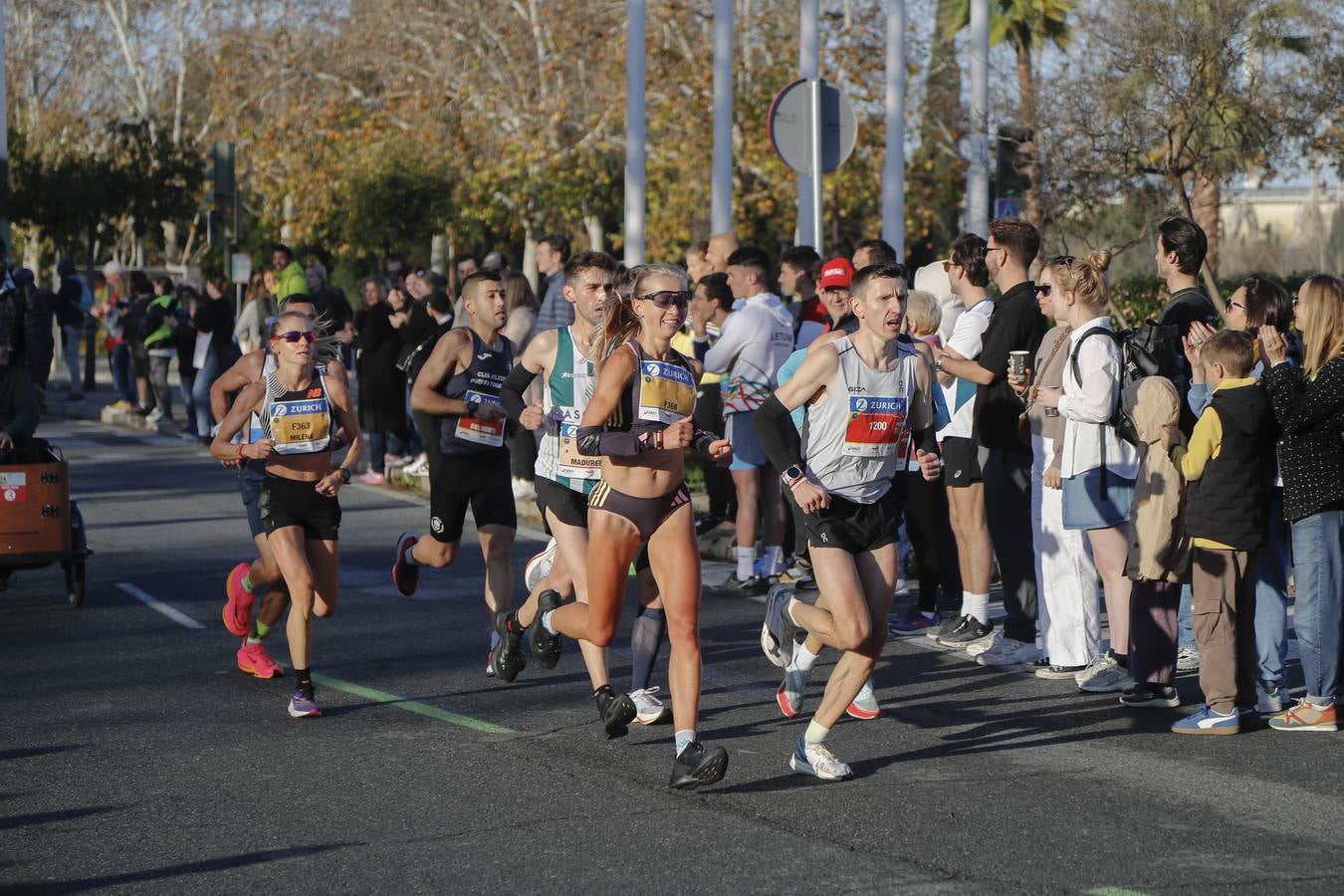 Corredores del maratón a su paso por el puente de la Barqueta