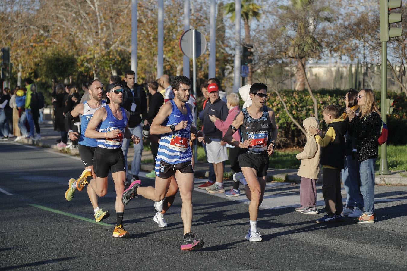Corredores del maratón por la calle Torneo