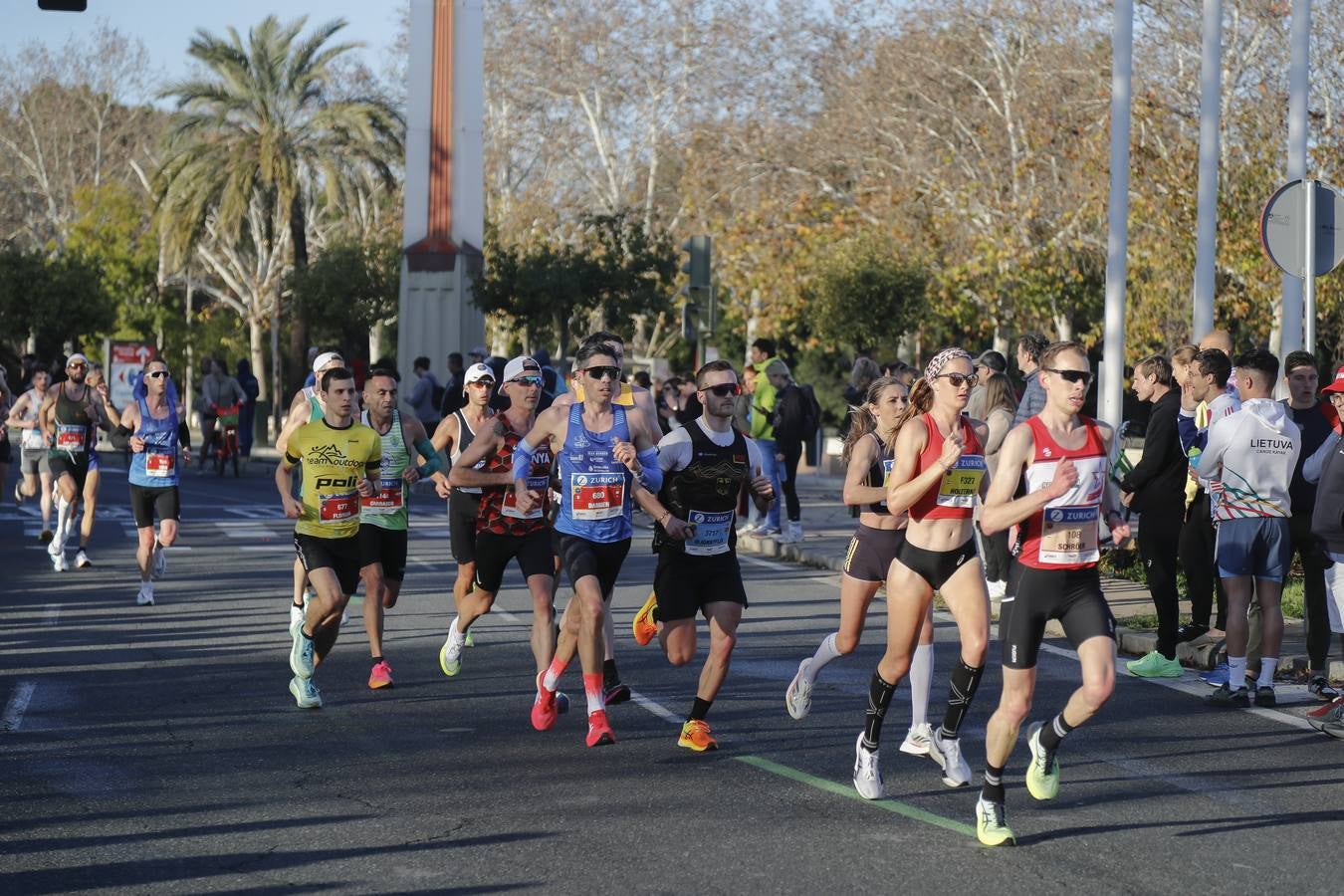 Corredores del maratón por la calle Torneo