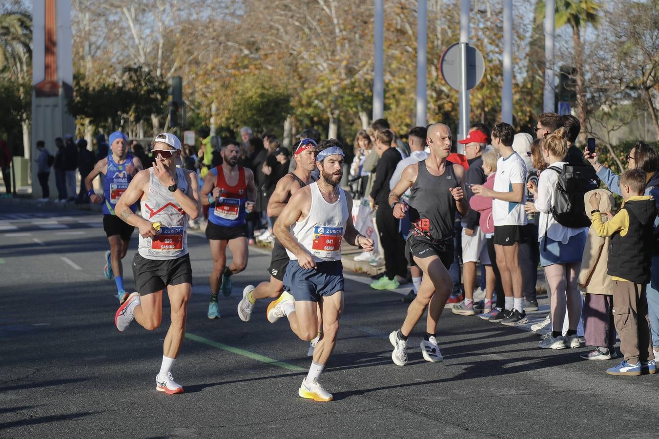 Corredores del maratón por la calle Torneo