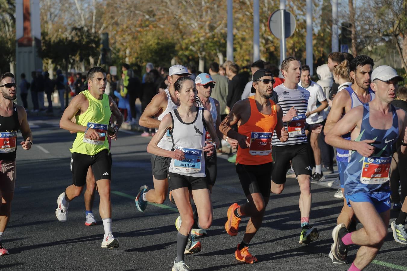 Corredores del maratón por la calle Torneo