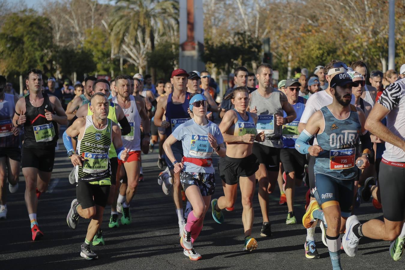 Corredores del maratón por la calle Torneo