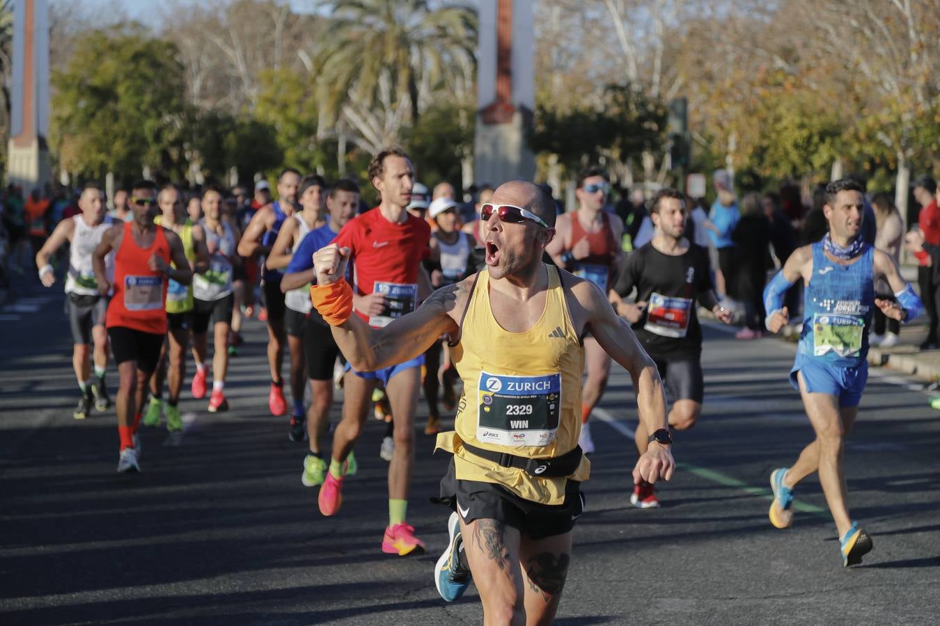 Corredores del maratón por la calle Torneo