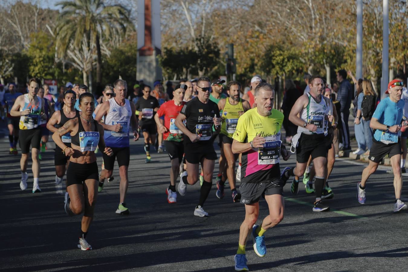 Corredores del maratón por la calle Torneo