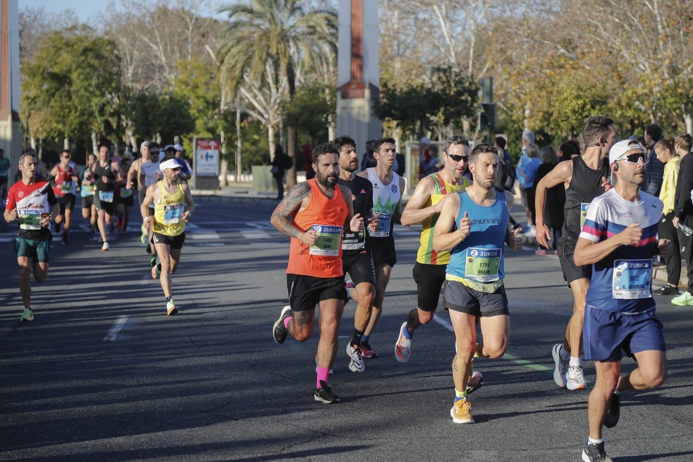 Corredores del maratón por la calle Torneo