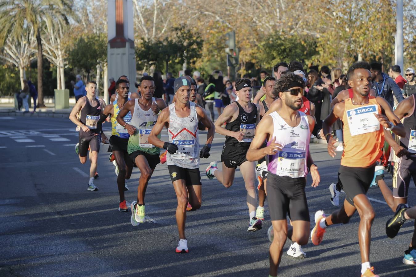 Corredores del maratón por la calle Torneo