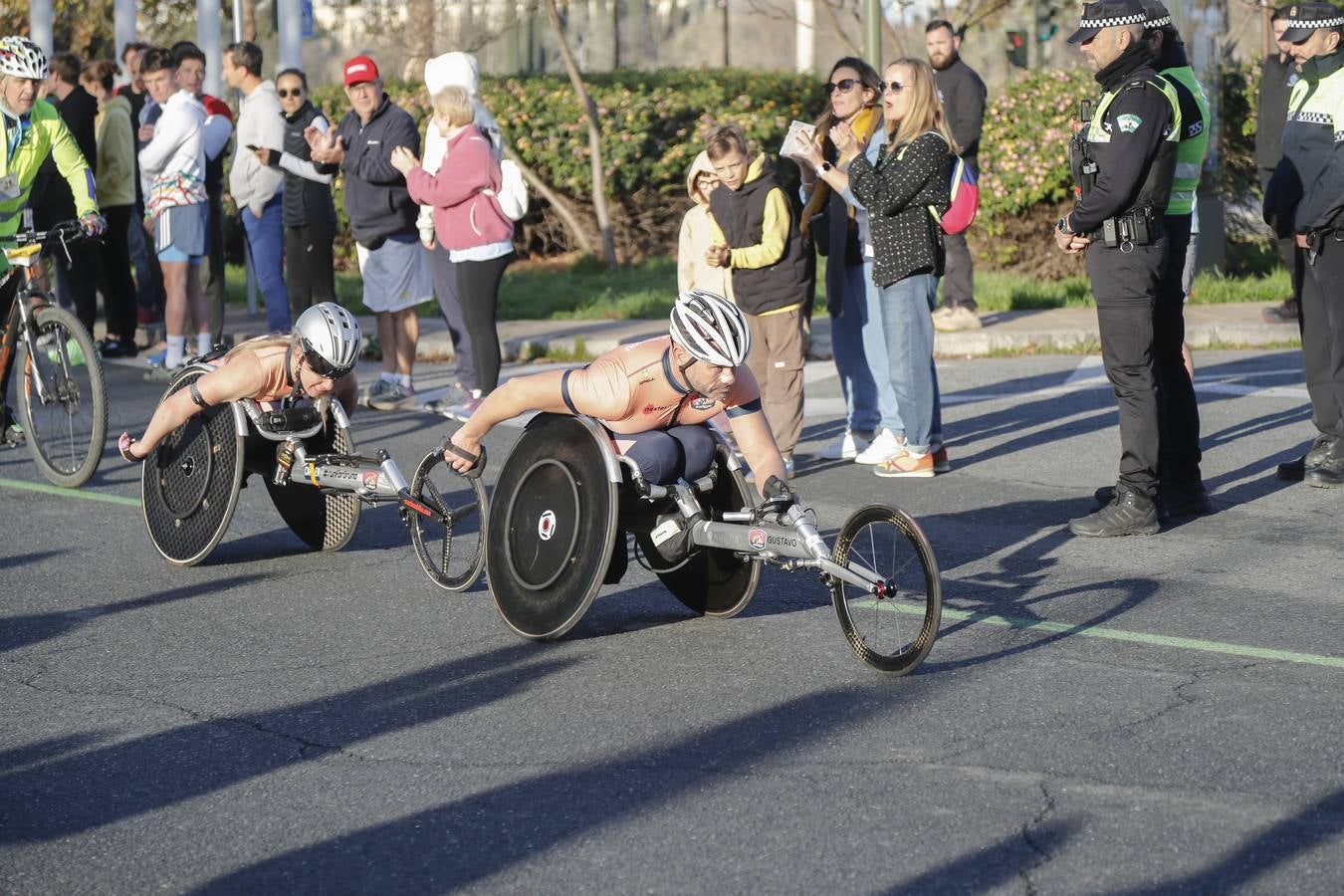 Corredores del maratón por la calle Torneo