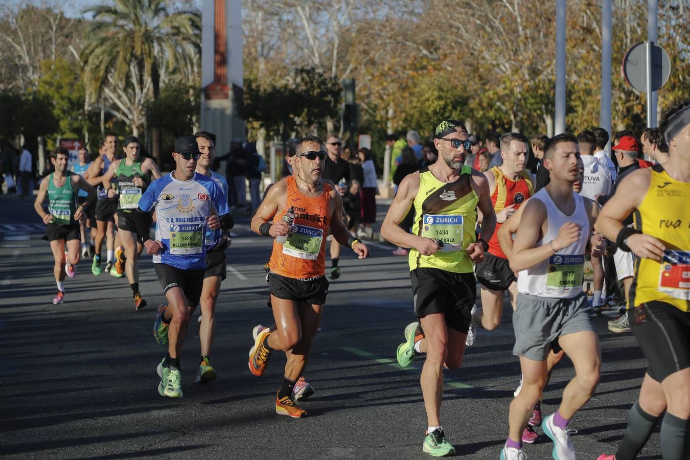 Corredores del maratón por la calle Torneo