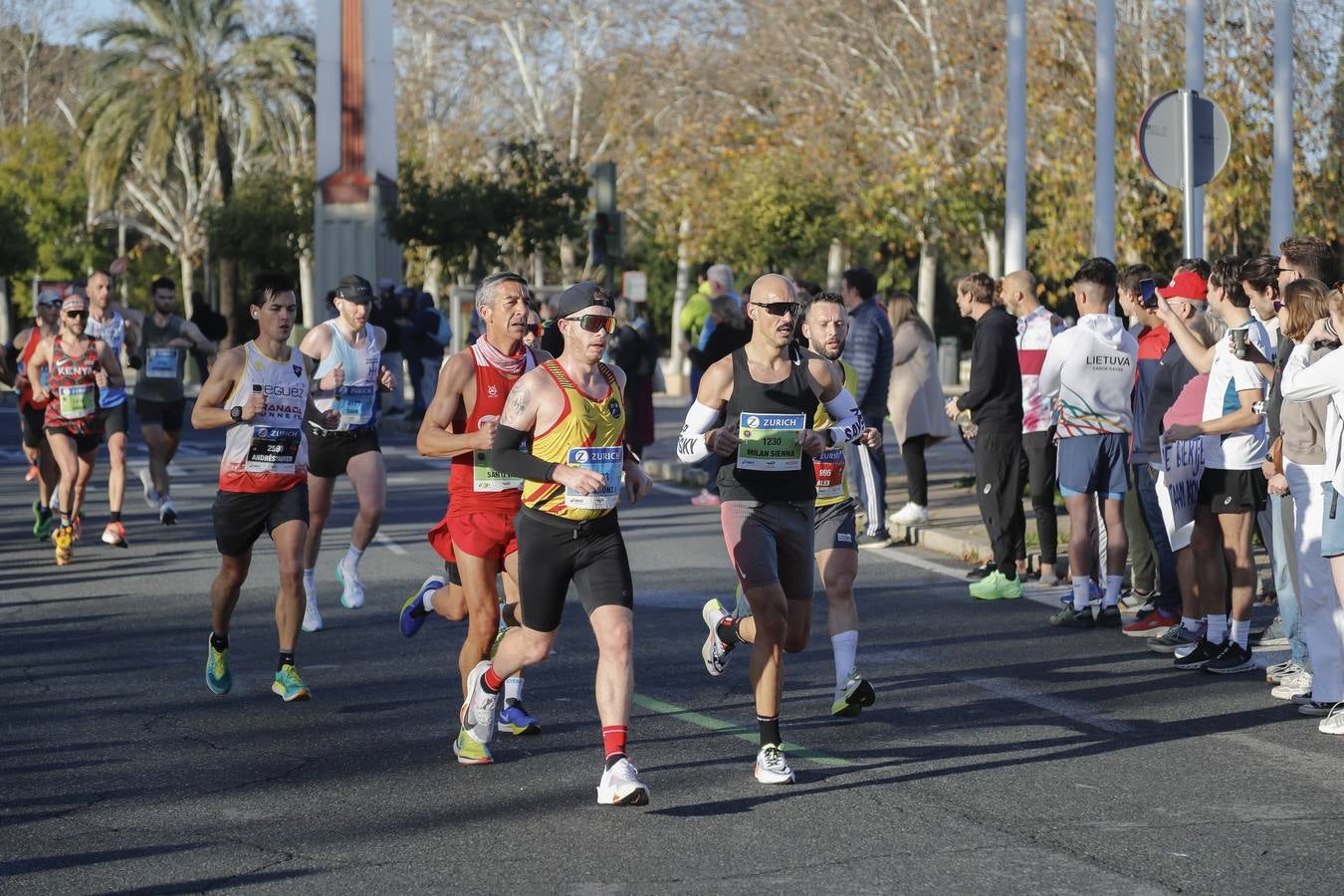 Corredores del maratón por la calle Torneo
