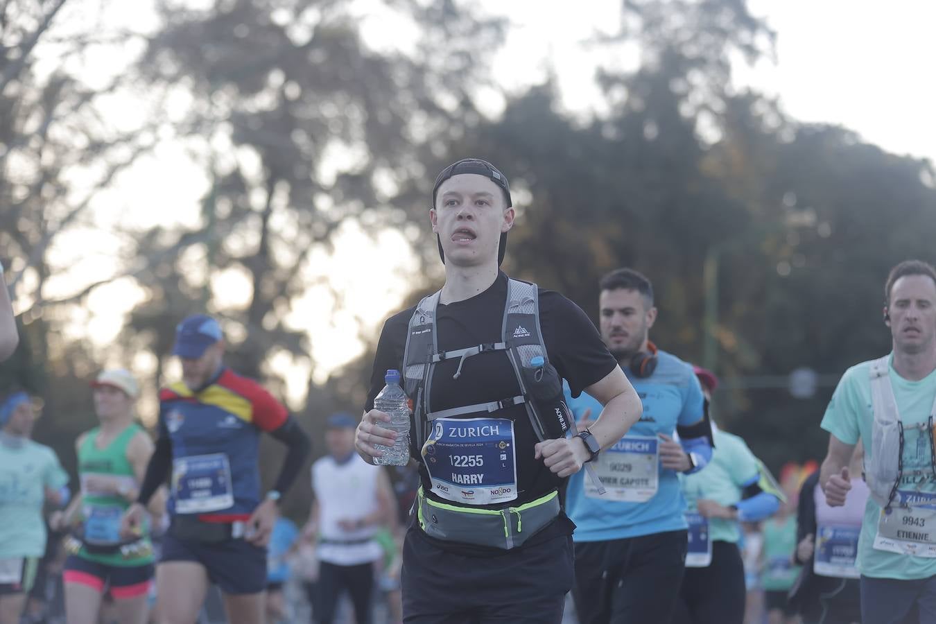 Grupos de corredores en la salida del maratón