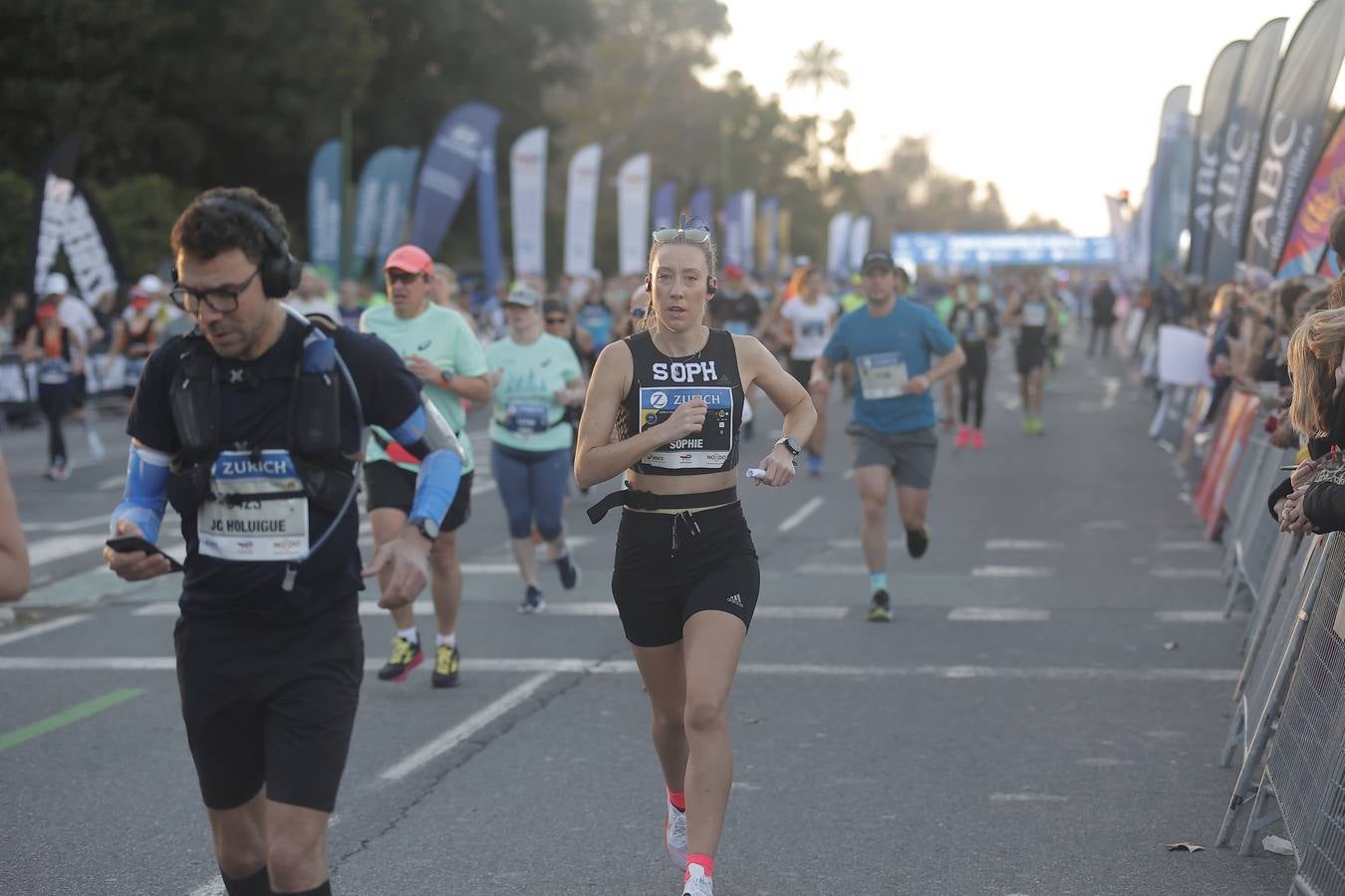 Grupos de corredores en la salida del maratón