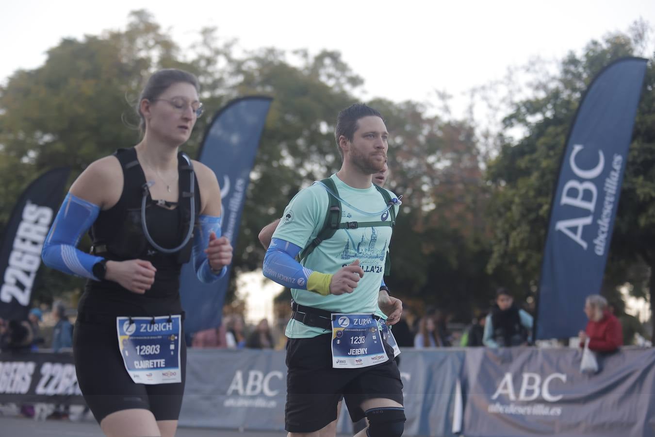 Grupos de corredores en la salida del maratón