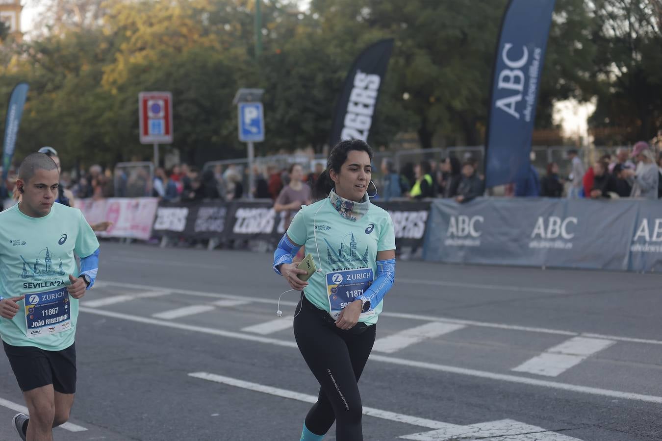 Grupos de corredores en la salida del maratón