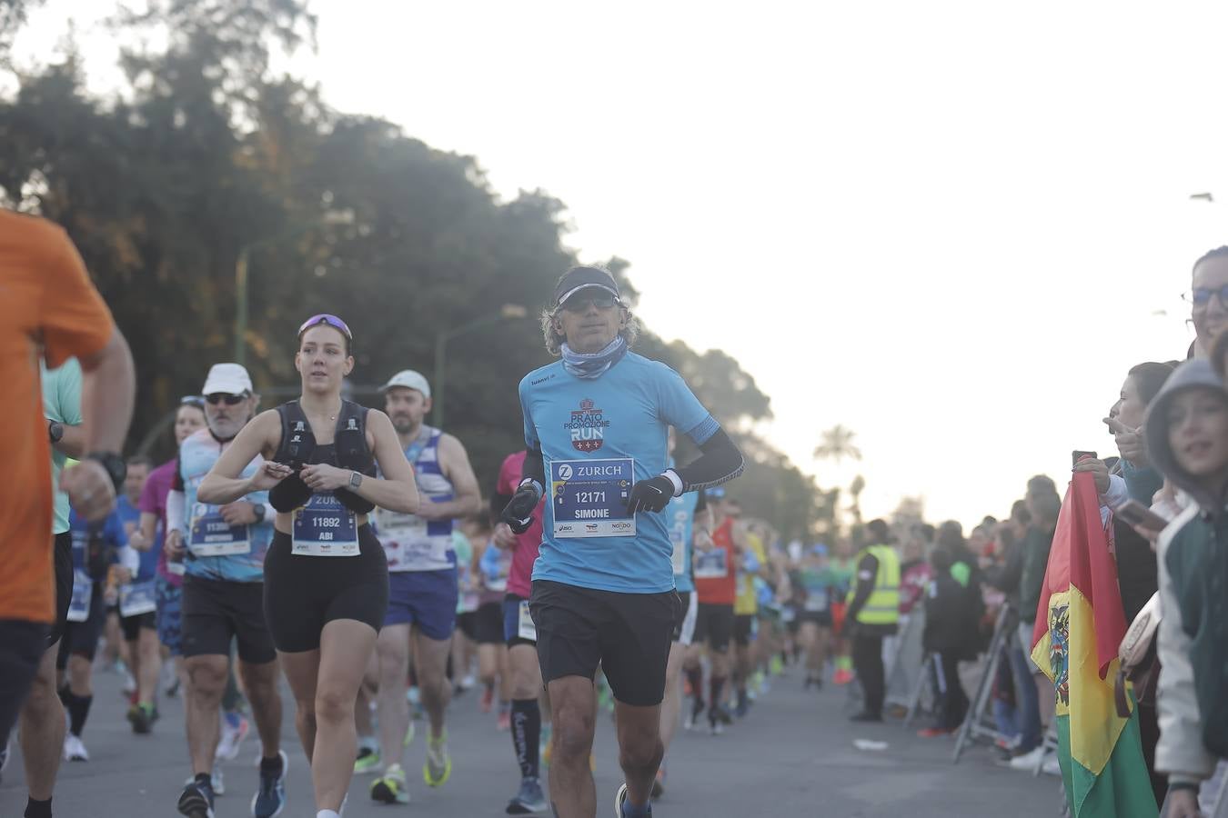 Grupos de corredores en la salida del maratón