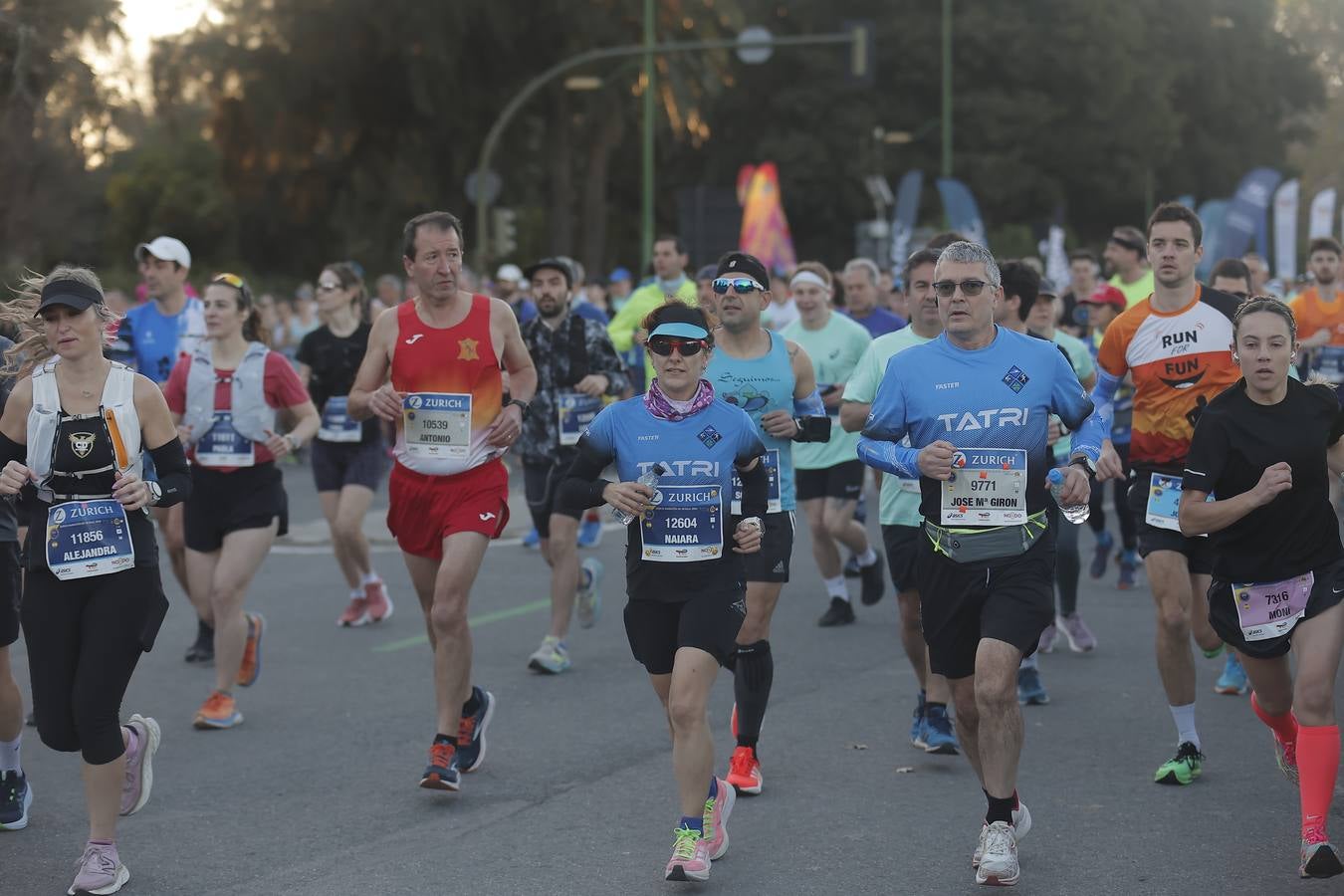 Grupos de corredores en la salida del maratón