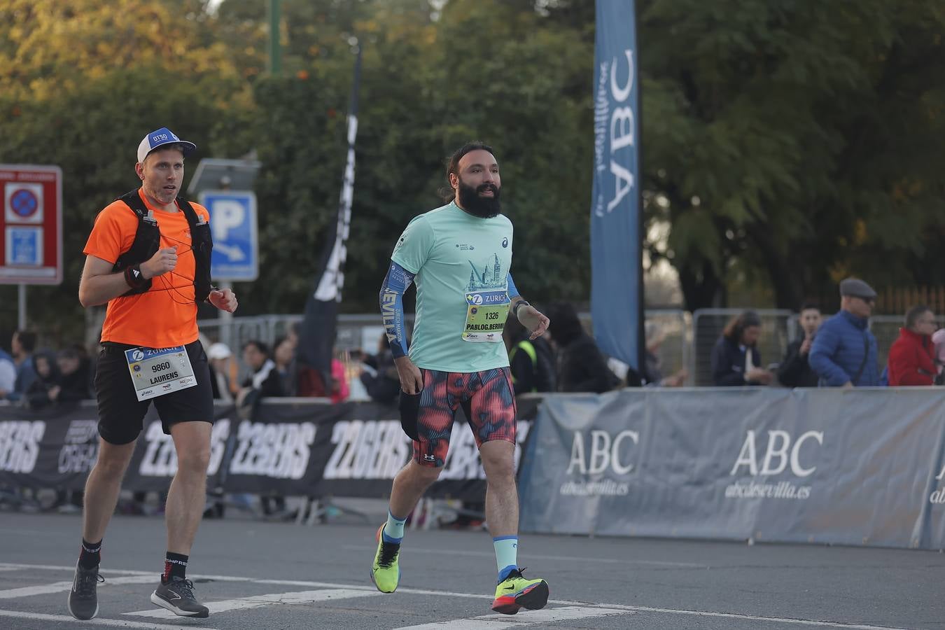 Grupos de corredores en la salida del maratón