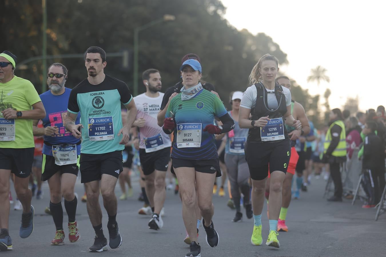 Grupos de corredores en la salida del maratón