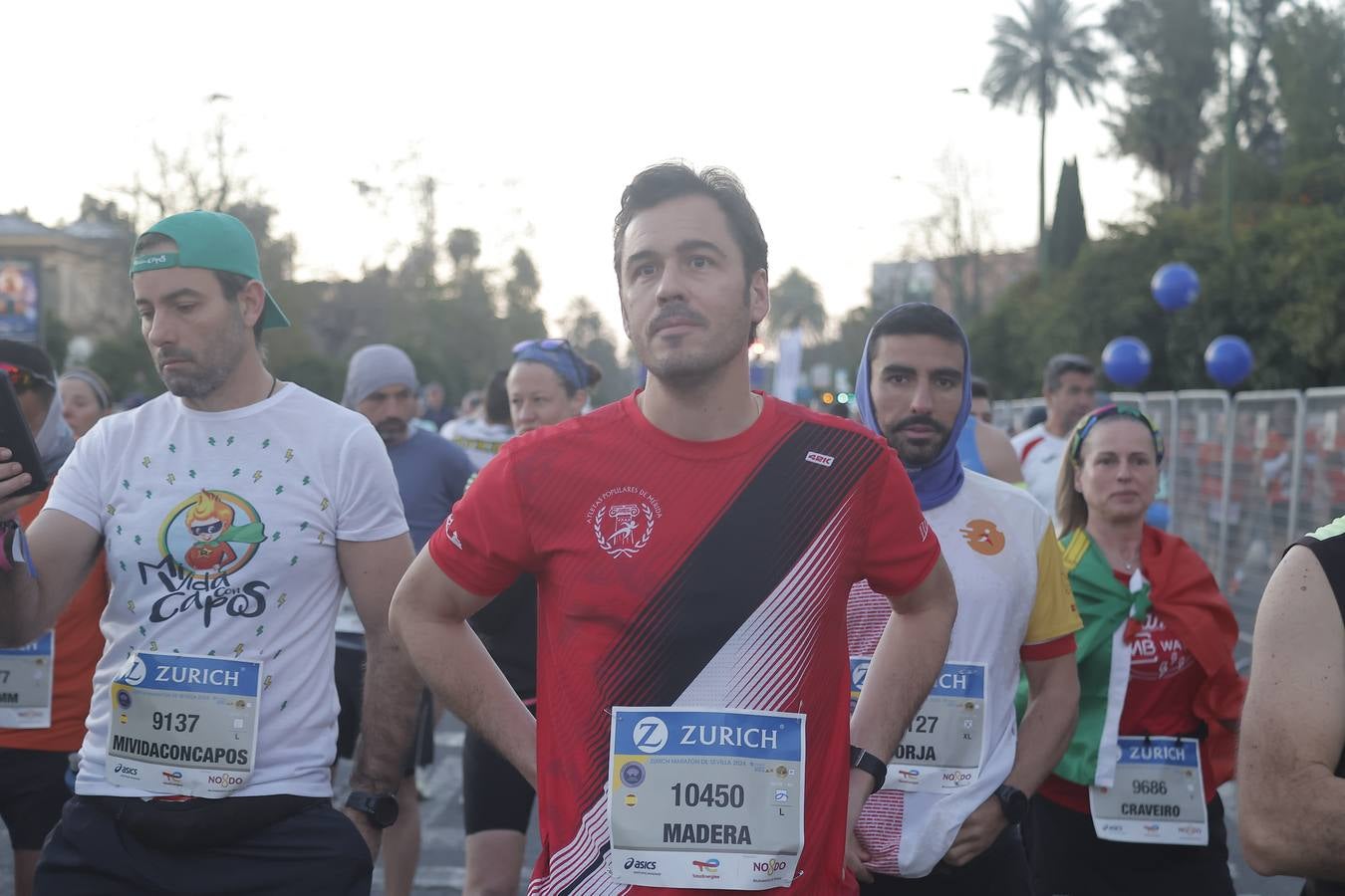 Grupos de corredores en la salida del maratón