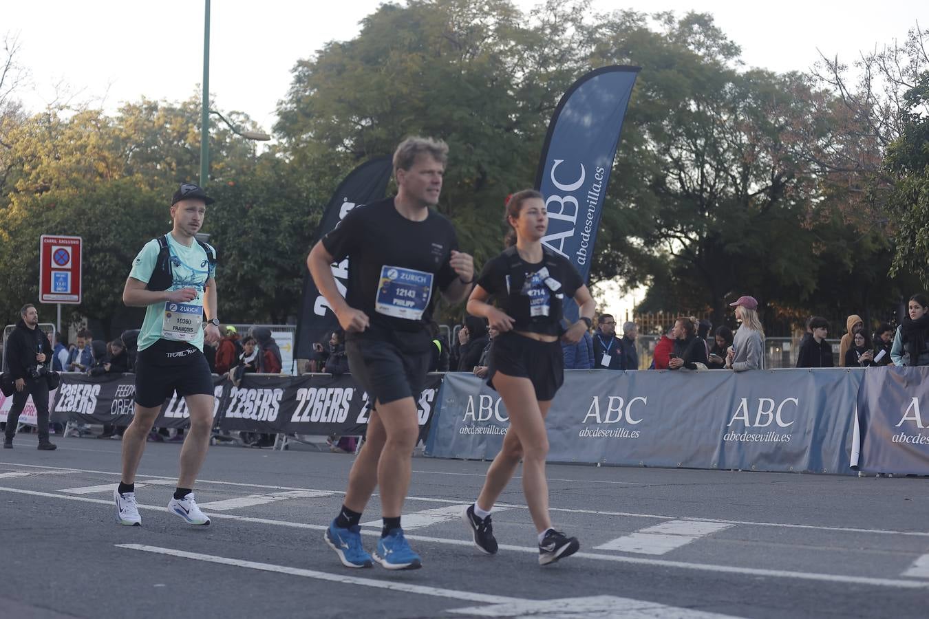 Grupos de corredores en la salida del maratón