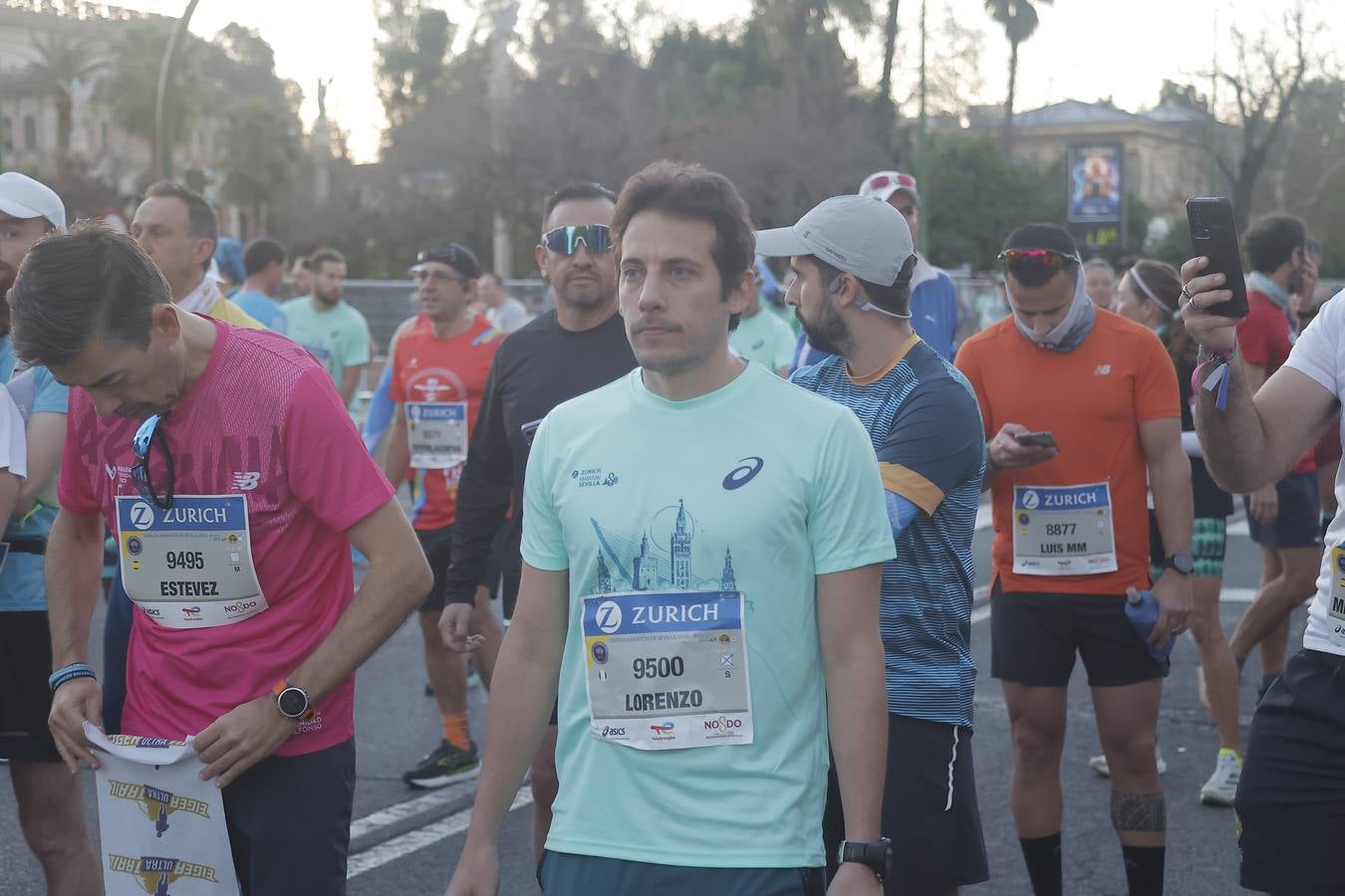 Grupos de corredores en la salida del maratón