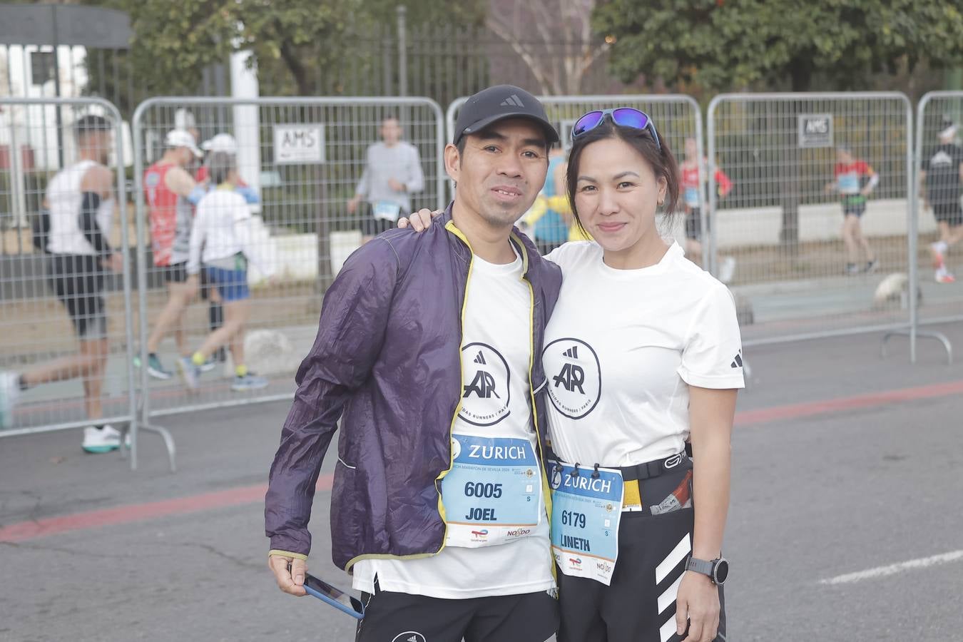 Grupos de corredores en la salida del maratón