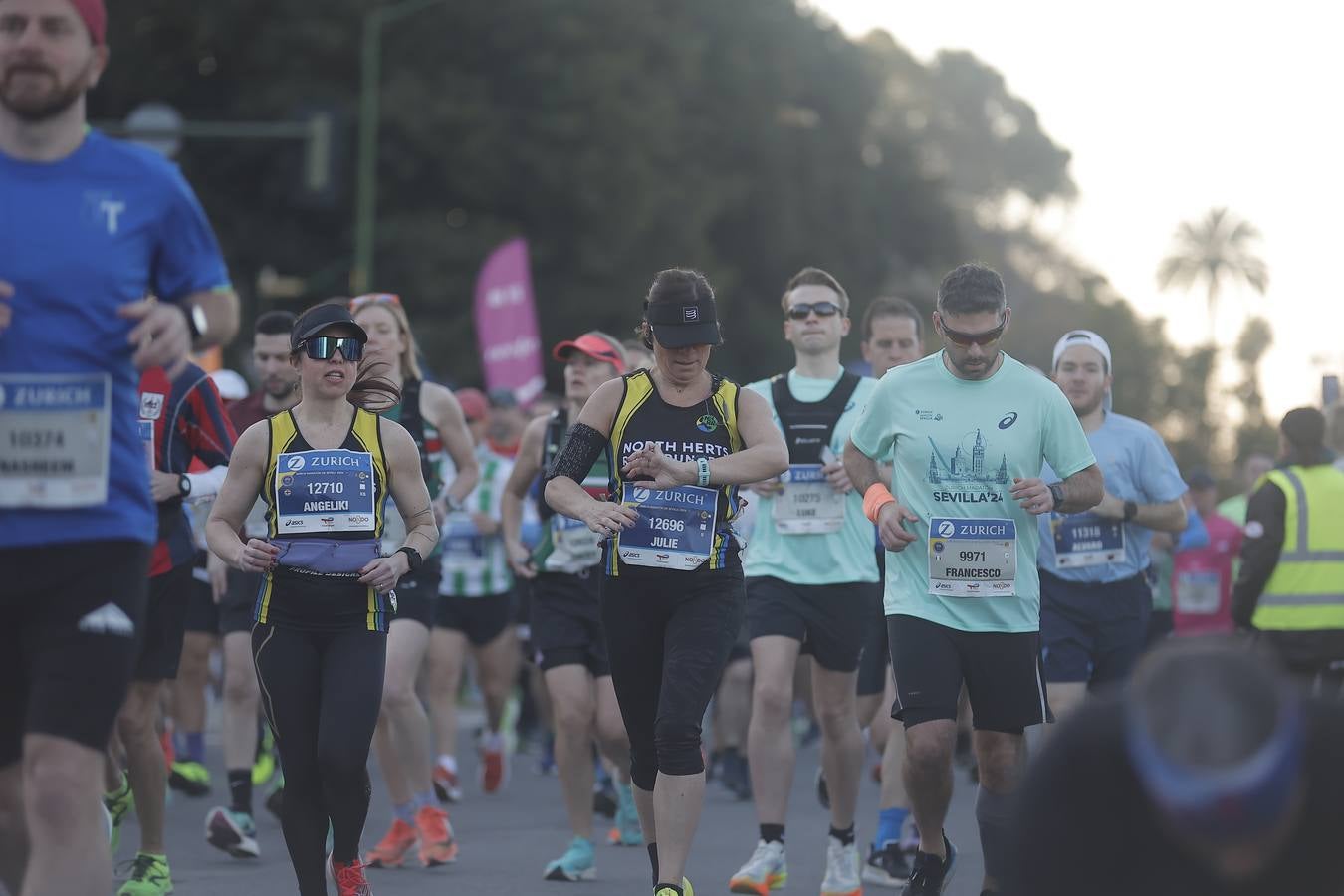 Grupos de corredores en la salida del maratón