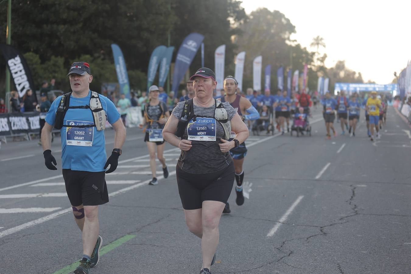 Grupos de corredores en la salida del maratón