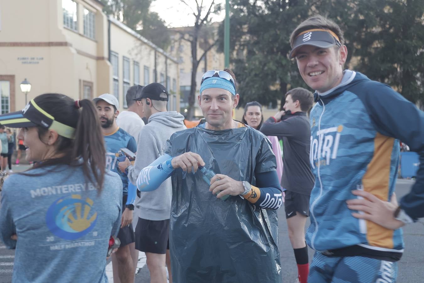 Grupos de corredores en la salida del maratón