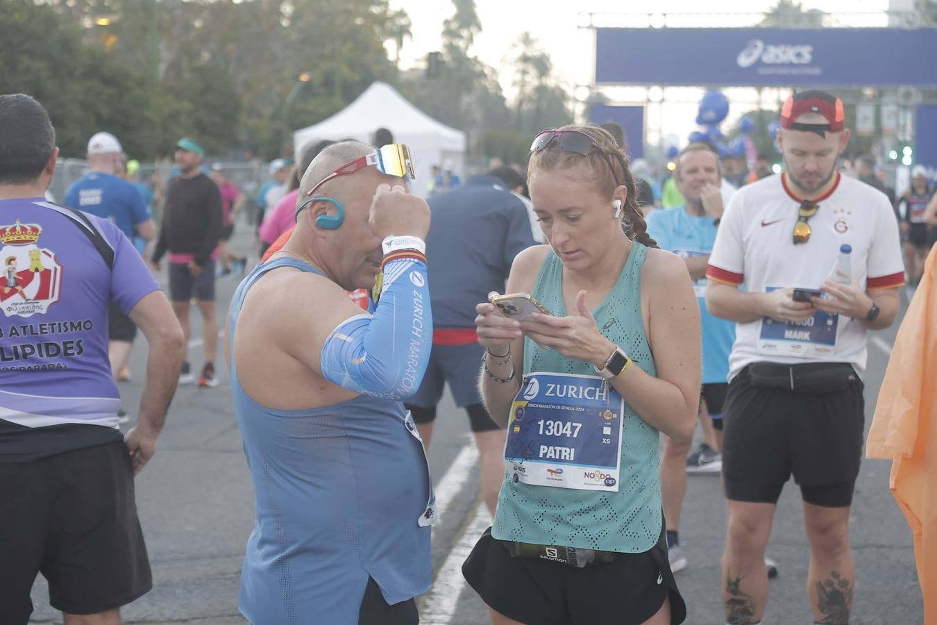 Grupos de corredores en la salida del maratón