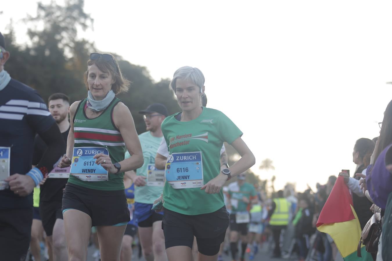 Grupos de corredores en la salida del maratón