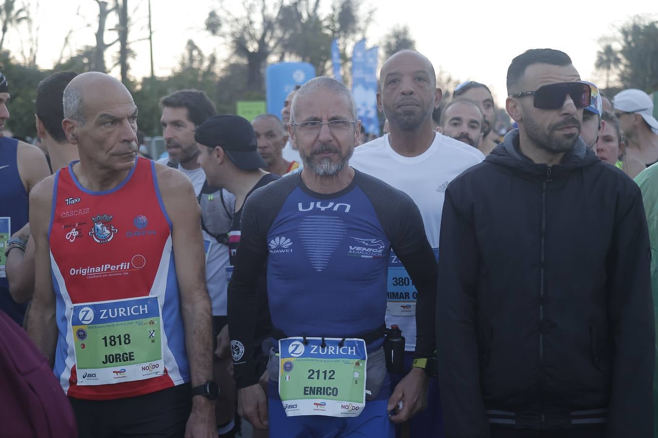 Grupos de corredores en la salida del maratón