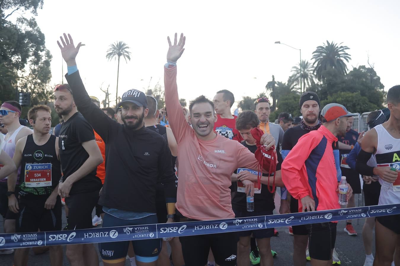 Grupos de corredores en la salida del maratón
