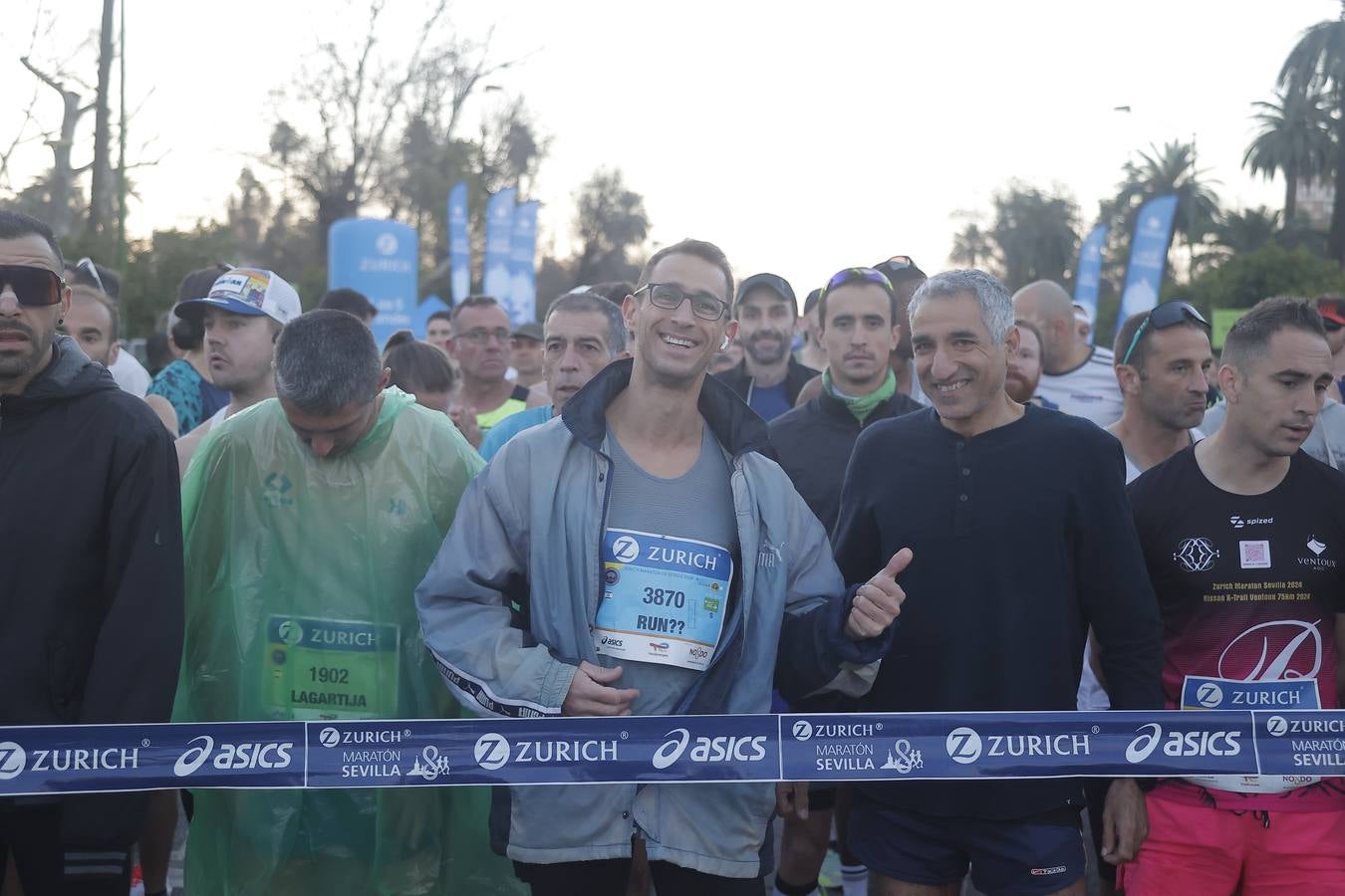 Grupos de corredores en la salida del maratón