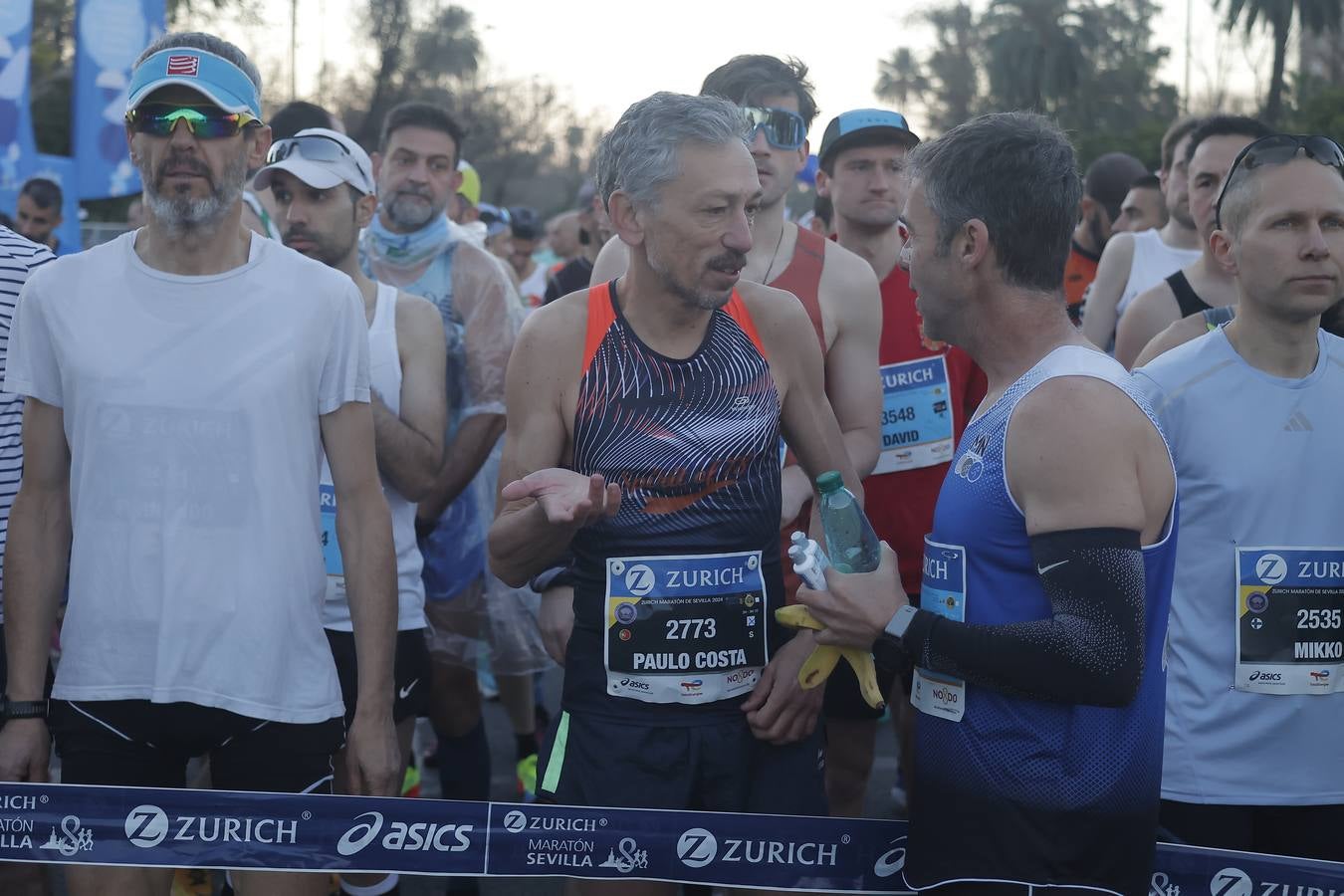 Grupos de corredores en la salida del maratón
