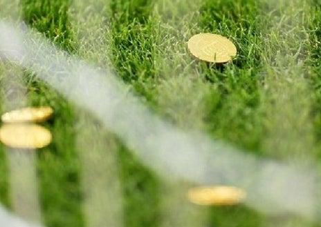 Imagen secundaria 1 - Para detener los partidos, los aficionados han llegado a lanzar al campo coches teledirigidos que arrojaban humo de colores, monedas de chocolate y otros elementos mecánicos