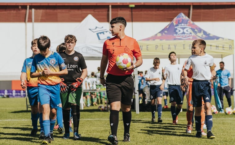 Imagen principal - La Gañafote Cup, que cumple su octava edición, se ha convertido no solo en un atractivo deportivo, también turístico, para Huelva y su provincia. En esta edición se esperan más de 20.000 visitas durante la disputa de esta atractiva competición