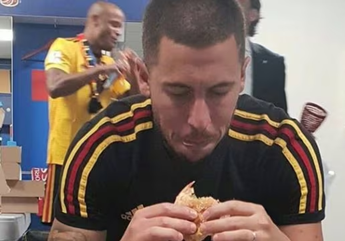 Eden Hazard se come una hamburguesa en los vestuarios tras un partido