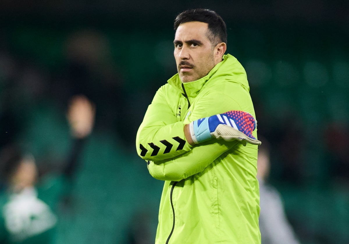 Claudio Bravo, durante un calentamiento en el Benito Villamarín