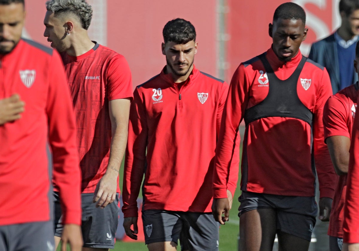 Isaac Romero, entre Soumaré y Ocampos en el entrenamiento del pasado miércoles